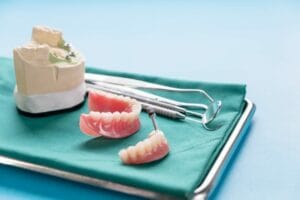 Leczenie protetyczne - protezy zębowe, wycisk oraz narzędzia stomatologiczne na tacce