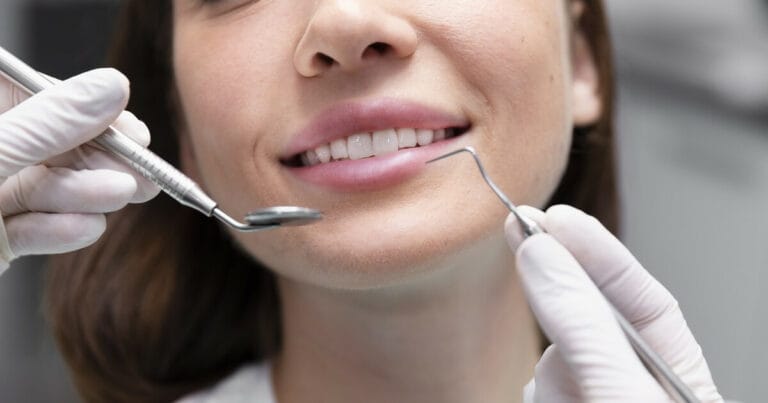 Regularne wizyty u dentysty - pacjentka podczas kontroli stomatologicznej